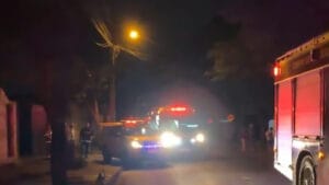 quipes de resgate atendem homem ferido após incêndio destruir barraco em Foz do Iguaçu