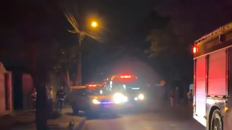 quipes de resgate atendem homem ferido após incêndio destruir barraco em Foz do Iguaçu