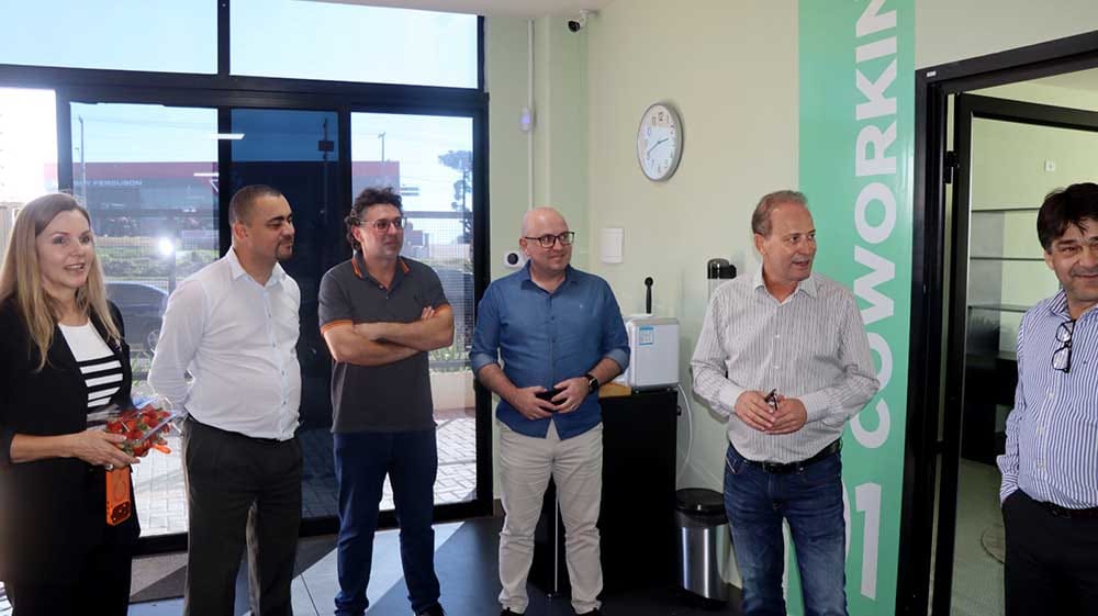 Representantes da Prefeitura de Ivaiporã e empreendedores durante o lançamento oficial das startups na Incubadora Tecnológica