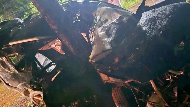 Mitsubishi Pajero destruída após bater contra uma árvore em acidente que deixou duas jovens mortas e seis feridos na Avenida Felipe Wandscheer, em Foz do Iguaçu.
