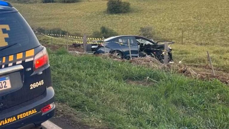 Carro envolvido no acidente na BR-369, em Cornélio Procópio