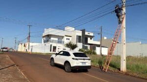 Equipes da Prefeitura de Ivaiporã, Copel e provedores de internet retiram cabos e estruturas sem uso da rede aérea na Avenida Emílio Ganzert