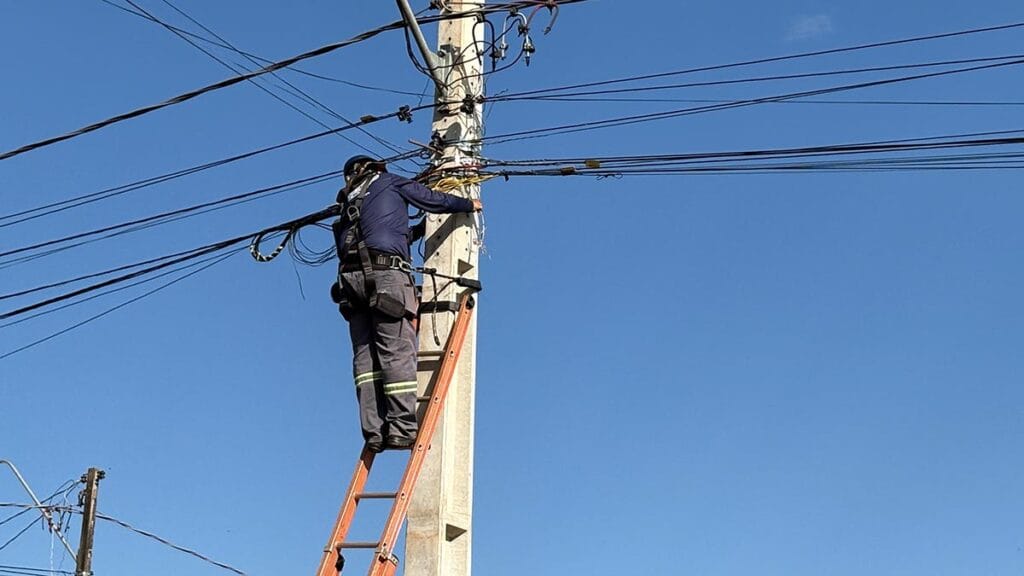 Equipes da Prefeitura de Ivaiporã, Copel e provedores de internet retiram cabos e estruturas sem uso da rede aérea na Avenida Emílio Ganzert