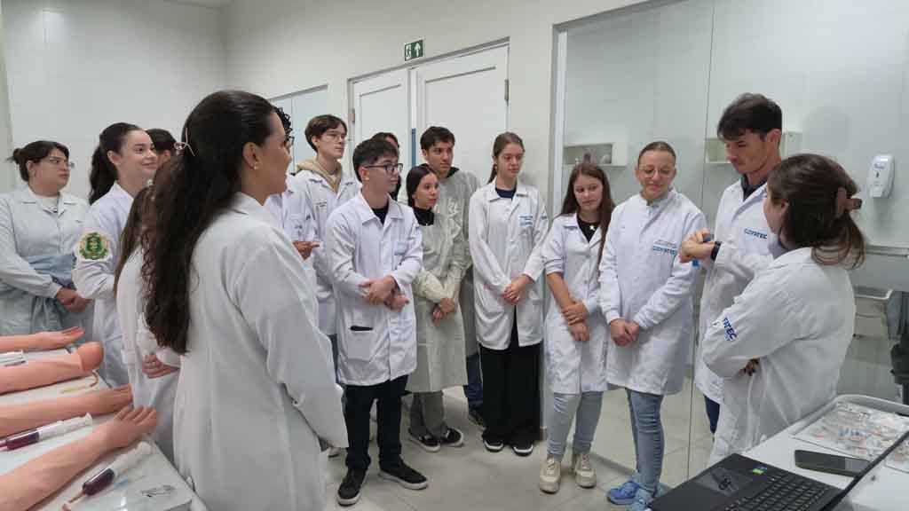 Fatec Ivaiporã mostra como Medicina no interior fortalece formação profissional Acadêmicos do curso de Medicina da Fatec Ivaiporã participam de atividade prática em unidade de saúde durante a formação integrada ao SUS.