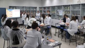 Acadêmicos do curso de Medicina da Fatec Ivaiporã participam de atividade prática em unidade de saúde durante a formação integrada ao SUS.