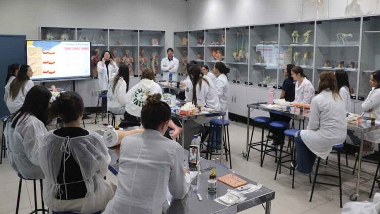 Acadêmicos do curso de Medicina da Fatec Ivaiporã participam de atividade prática em unidade de saúde durante a formação integrada ao SUS.