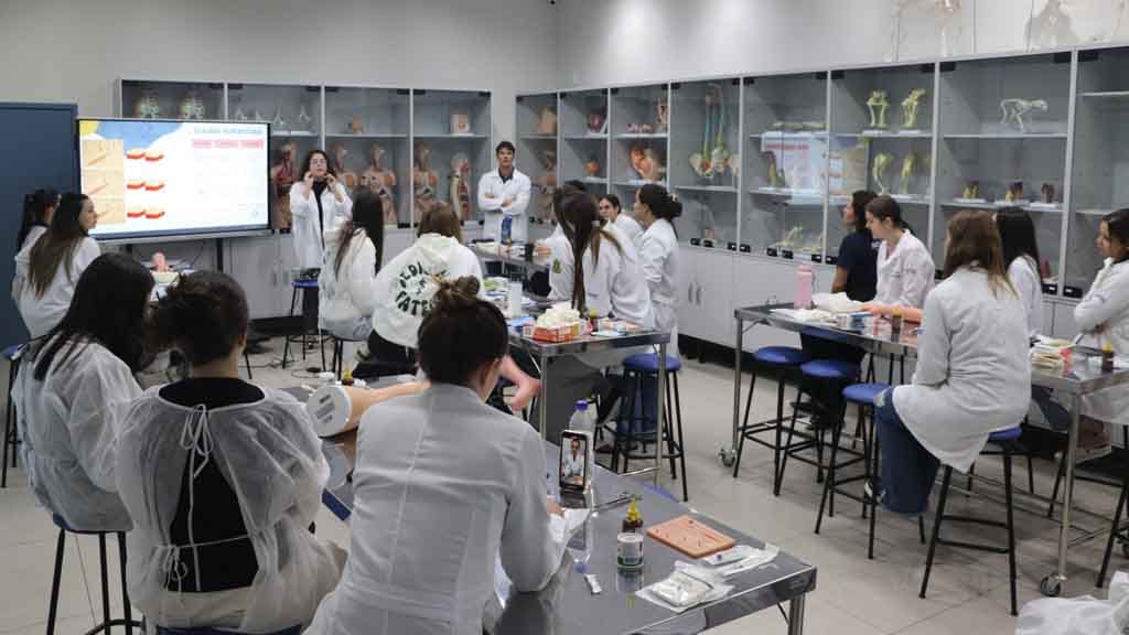 Fatec Ivaiporã mostra como Medicina no interior fortalece formação profissional Acadêmicos do curso de Medicina da Fatec Ivaiporã participam de atividade prática em unidade de saúde durante a formação integrada ao SUS.