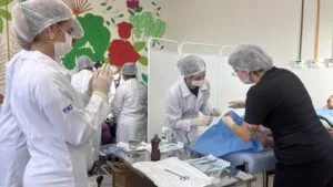 Acadêmicos do curso de Medicina da Fatec Ivaiporã durante atividade prática em laboratório de habilidades clínicas
