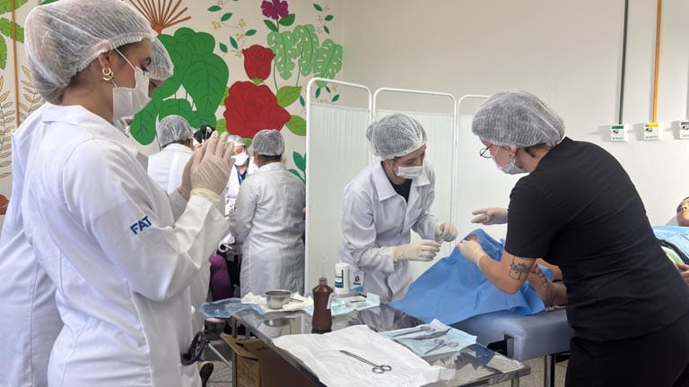Acadêmicos do curso de Medicina da Fatec Ivaiporã durante atividade prática em laboratório de habilidades clínicas