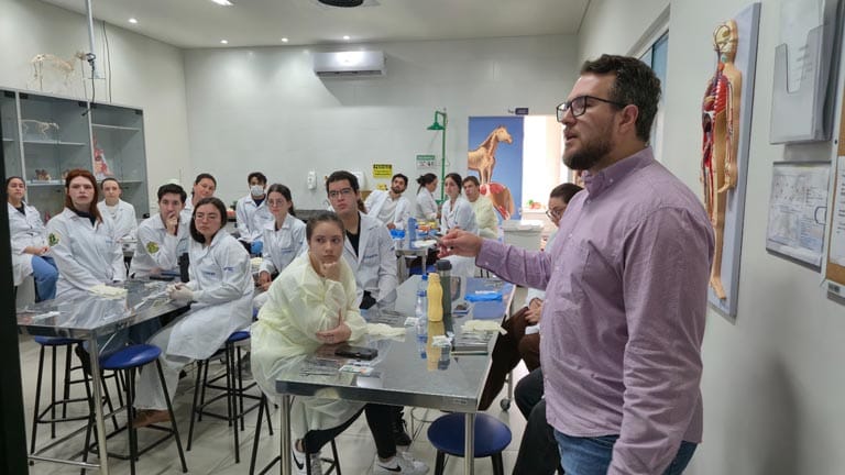 Medicina na Fatec Ivaiporã inclui formação prática e rede de saúde integrada ao ensino Acadêmicos do curso de Medicina da Fatec Ivaiporã durante atividade prática em laboratório de habilidades clínicas