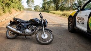 Motocicleta irregular apreendida pela Polícia Militar após manobras perigosas