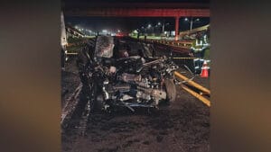 Carro com a dianteira completamente destruída após acidente na PR-444, em Arapongas, que envolveu dois caminhões e deixou uma mulher morta.