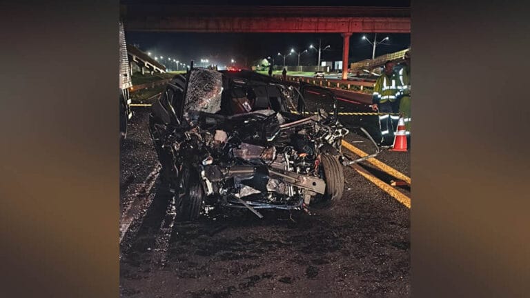 Carro com a dianteira completamente destruída após acidente na PR-444, em Arapongas, que envolveu dois caminhões e deixou uma mulher morta.