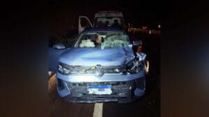 Carro envolvido em atropelamento na PR-862 apresenta danos na parte dianteira após acidente que matou um pedestre em Londrina