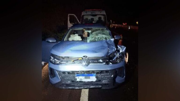Carro envolvido em atropelamento na PR-862 apresenta danos na parte dianteira após acidente que matou um pedestre em Londrina