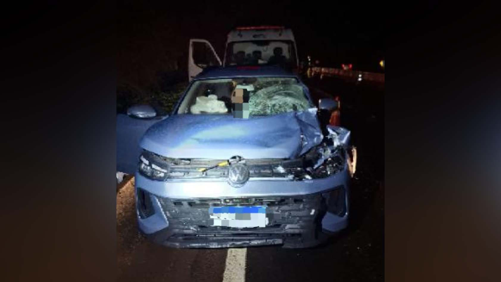Carro envolvido em atropelamento na PR-862 apresenta danos na parte dianteira após acidente que matou um pedestre em Londrina