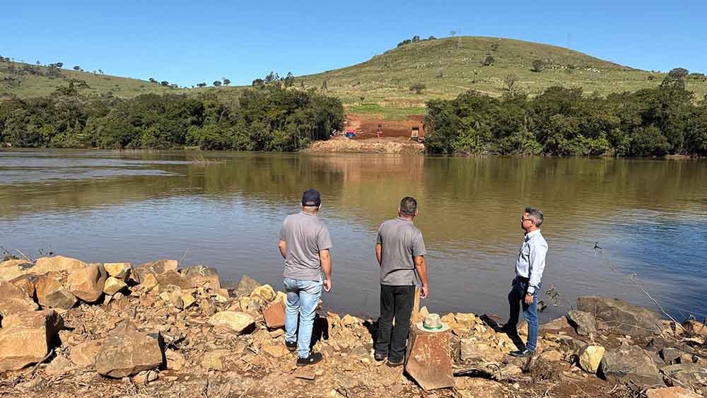 Obra da ponte entre Jardim Alegre e Grandes Rios avança na etapa de fundações Obras de fundação da ponte sobre o Rio Ivaí entre Jardim Alegre e Grandes Rios em andamento.