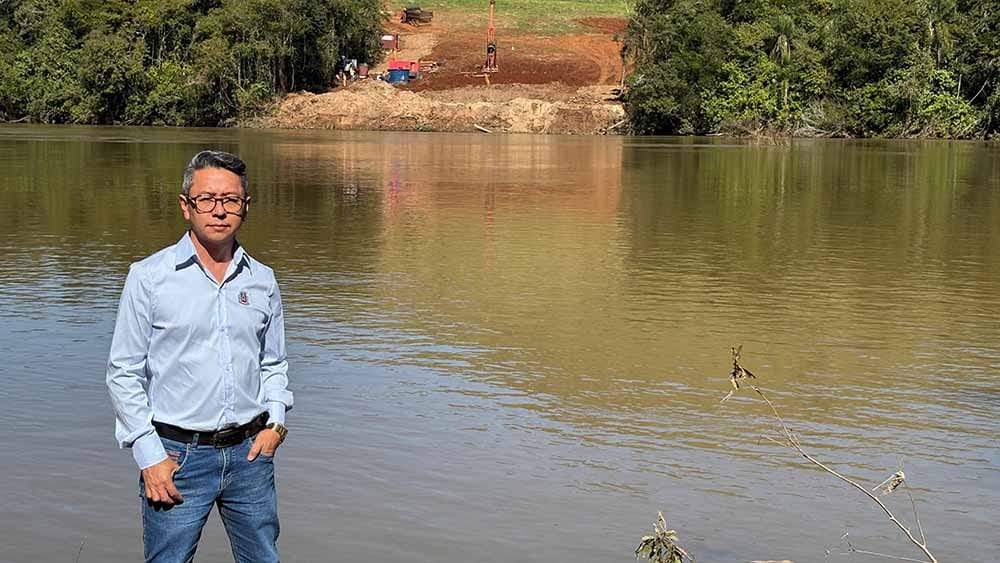 Obra da ponte entre Jardim Alegre e Grandes Rios avança na etapa de fundações Obras de fundação da ponte sobre o Rio Ivaí entre Jardim Alegre e Grandes Rios em andamento.