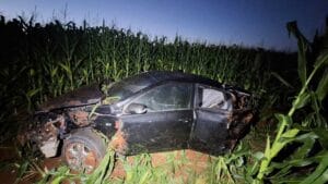 Toyota Corolla após sair da PR-090 e parar em uma plantação de milho, em Alvorada do Sul