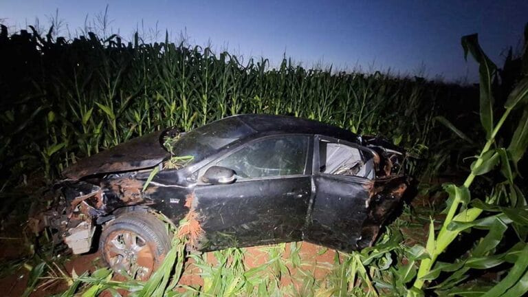 Toyota Corolla após sair da PR-090 e parar em uma plantação de milho, em Alvorada do Sul
