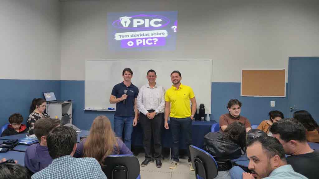 Acadêmicos e professores participam da abertura do 3º Programa de Iniciação Científica da Fatec Ivaiporã.