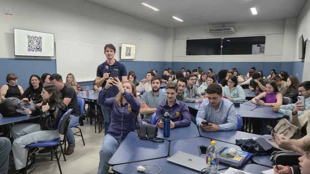 Acadêmicos e professores participam da abertura do 3º Programa de Iniciação Científica da Fatec Ivaiporã.