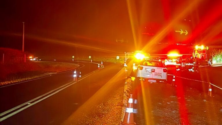 Equipes de emergência e da Polícia Rodoviária Estadual atendem acidente na PR-090, em Ibiporã, durante a noite.