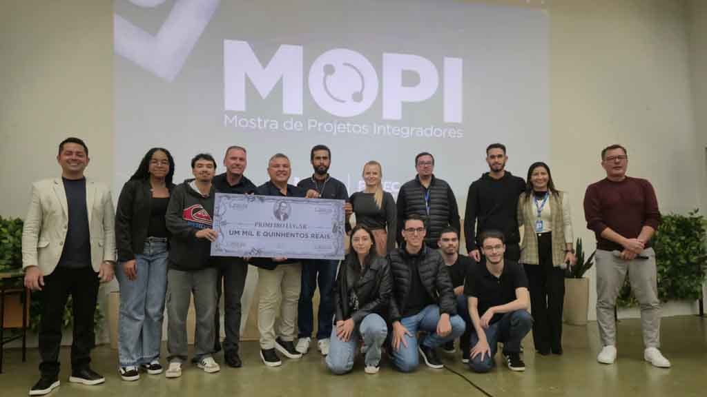 Rodada de Negócios premia projetos com potencial de mercado na Fatec Ivaiporã Estudantes e membros da comissão avaliadora reunidos durante a premiação da 1ª Rodada de Negócios e da MOPI na Fatec Ivaiporã.