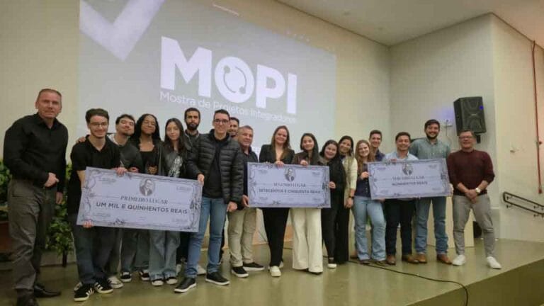Estudantes e membros da comissão avaliadora reunidos durante a premiação da 1ª Rodada de Negócios e da MOPI na Fatec Ivaiporã.