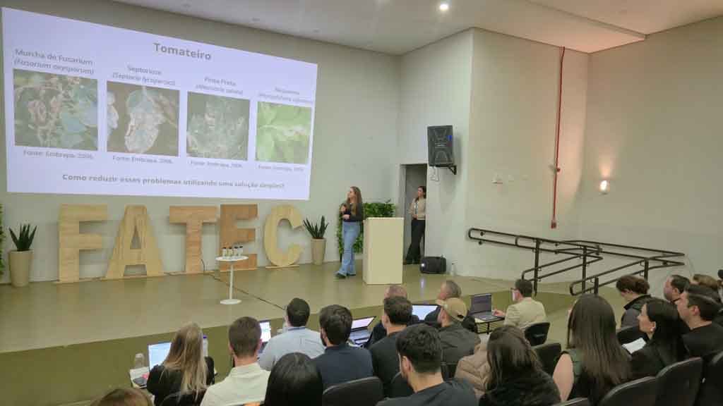 Rodada de Negócios premia projetos com potencial de mercado na Fatec Ivaiporã Estudantes e membros da comissão avaliadora reunidos durante a premiação da 1ª Rodada de Negócios e da MOPI na Fatec Ivaiporã.