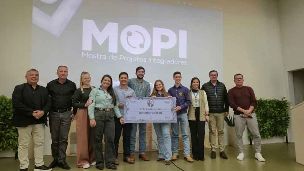 Rodada de Negócios premia projetos com potencial de mercado na Fatec Ivaiporã Estudantes e membros da comissão avaliadora reunidos durante a premiação da 1ª Rodada de Negócios e da MOPI na Fatec Ivaiporã.