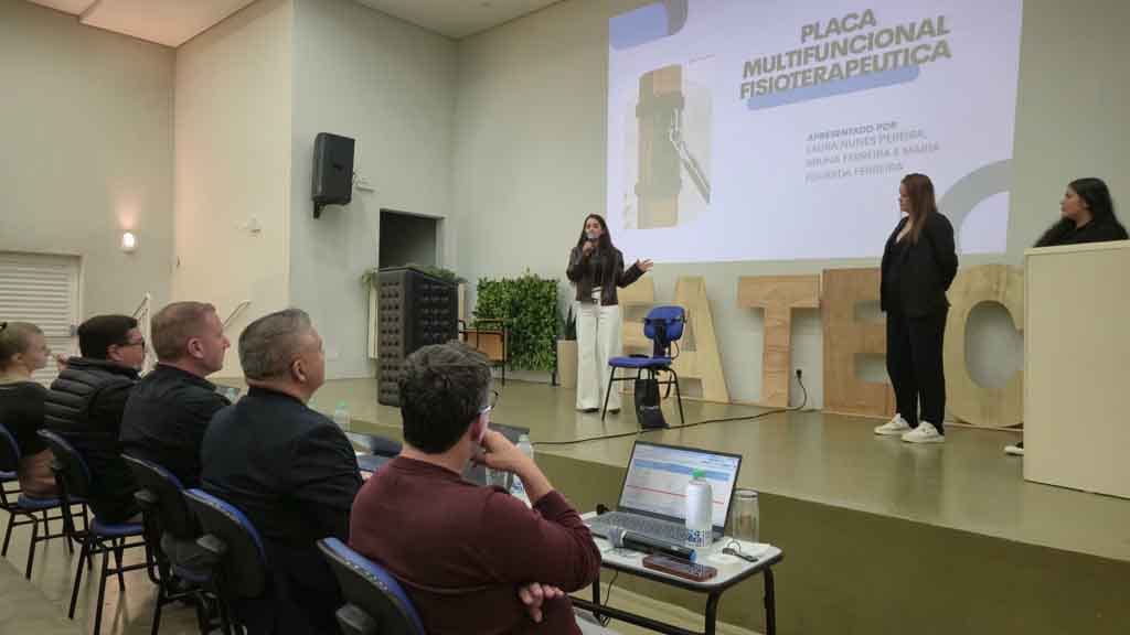 Rodada de Negócios premia projetos com potencial de mercado na Fatec Ivaiporã Estudantes e membros da comissão avaliadora reunidos durante a premiação da 1ª Rodada de Negócios e da MOPI na Fatec Ivaiporã.