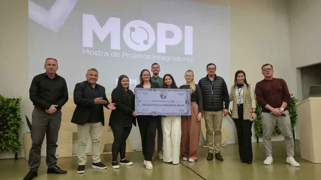 Rodada de Negócios premia projetos com potencial de mercado na Fatec Ivaiporã Estudantes e membros da comissão avaliadora reunidos durante a premiação da 1ª Rodada de Negócios e da MOPI na Fatec Ivaiporã.
