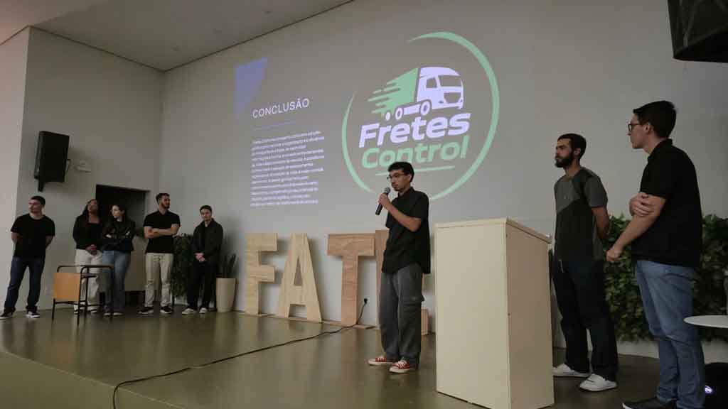Rodada de Negócios premia projetos com potencial de mercado na Fatec Ivaiporã Estudantes e membros da comissão avaliadora reunidos durante a premiação da 1ª Rodada de Negócios e da MOPI na Fatec Ivaiporã.