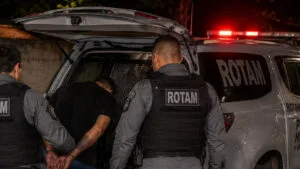 Rotam encaminhando suspeito de tráfico de drogas ao caburão - Imagem ilustrativa