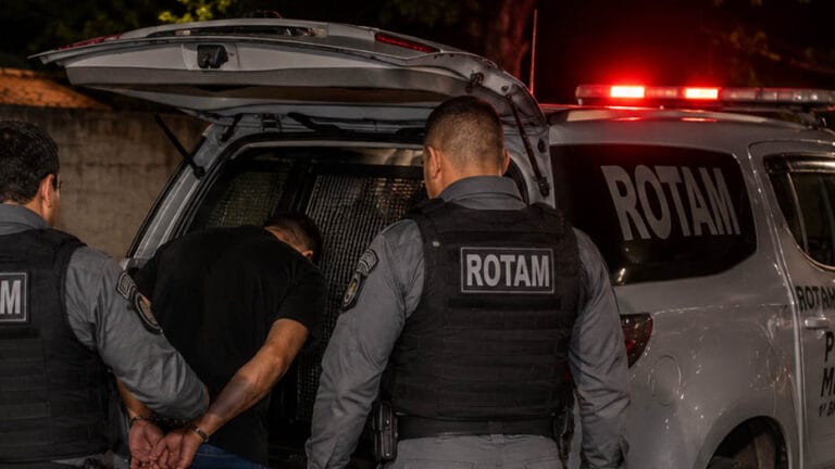 Rotam encaminhando suspeito de tráfico de drogas ao caburão - Imagem ilustrativa