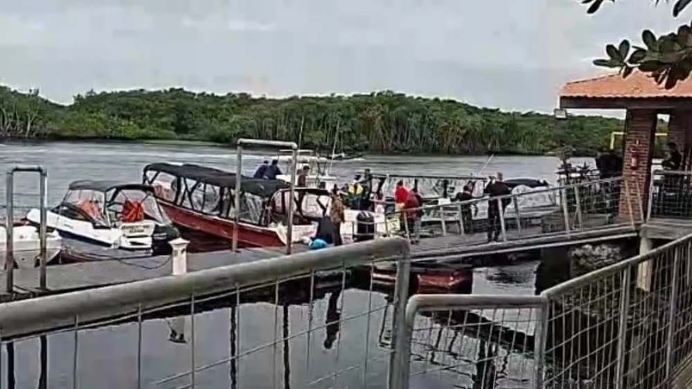 Equipes de resgate atendem passageiros após o naufrágio de um táxi náutico na Baía de Paranaguá.