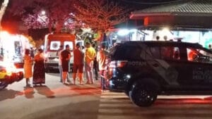 Viaturas da polícia e equipes de resgate atendem ocorrência após tiroteio em lanchonete de Campo Mourão