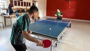 Emanuelly dos Santos treina tênis de mesa com o irmão e técnico Elder Alves dos Santos, em Ivaiporã