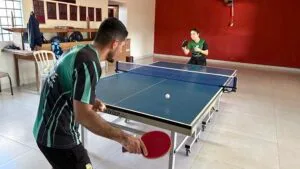 Emanuelly dos Santos treina tênis de mesa com o irmão e técnico Elder Alves dos Santos, em Ivaiporã
