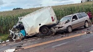 Tripla colisão entre caminhão, van e Parati na PR-466, em Ivaiporã, deixa um morto e dois feridos.