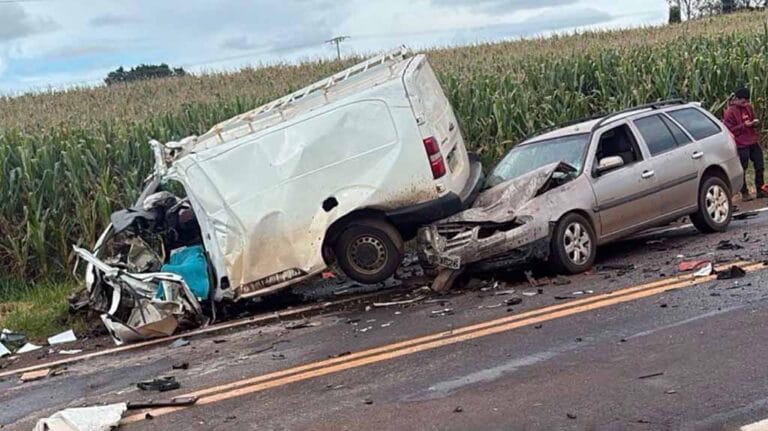 Tripla colisão entre caminhão, van e Parati na PR-466, em Ivaiporã, deixa um morto e dois feridos.