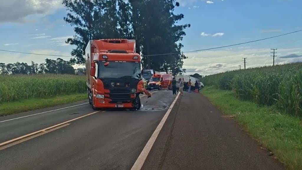 Tripla colisão na PR-466 em Ivaiporã deixa um morto e dois feridos tripla-colisao-ivaipora-2