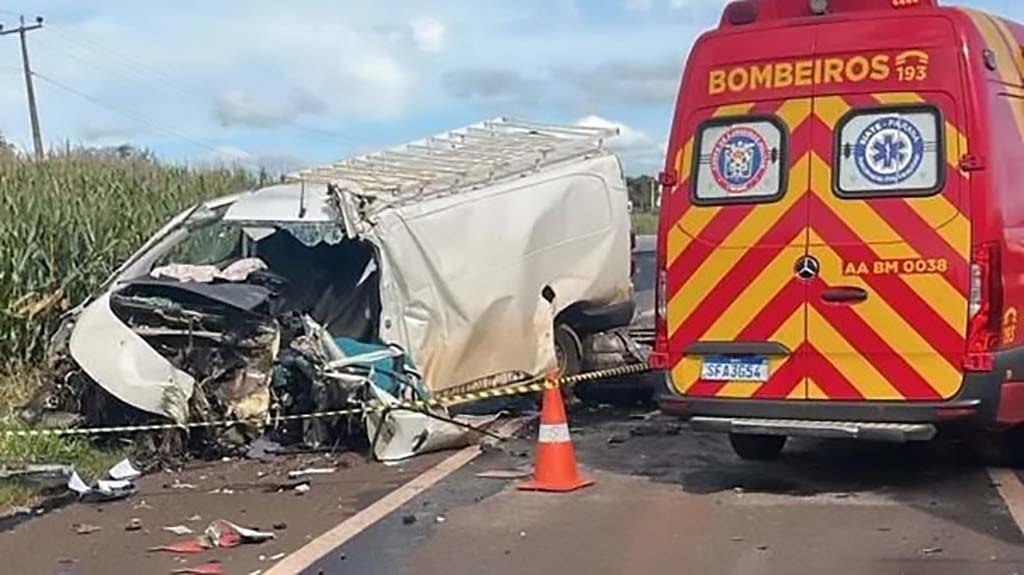 Tripla colisão na PR-466 em Ivaiporã deixa um morto e dois feridos Tripla colisão entre caminhão, van e Parati na PR-466, em Ivaiporã, deixa um morto e dois feridos.