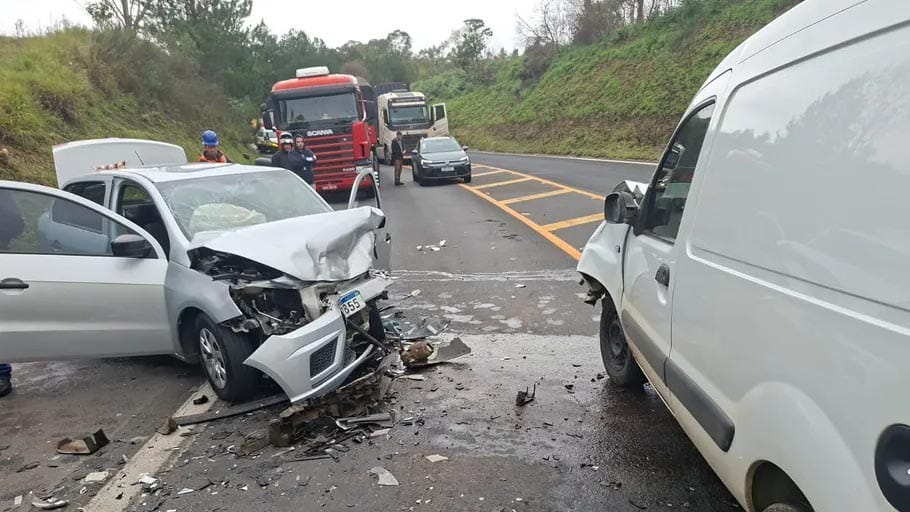 eículos com a parte dianteira destruída após colisão frontal na BR-376, em Ortigueira