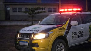 Imagem ilustrativa Viatura da Polícia Militar em frente a empresa