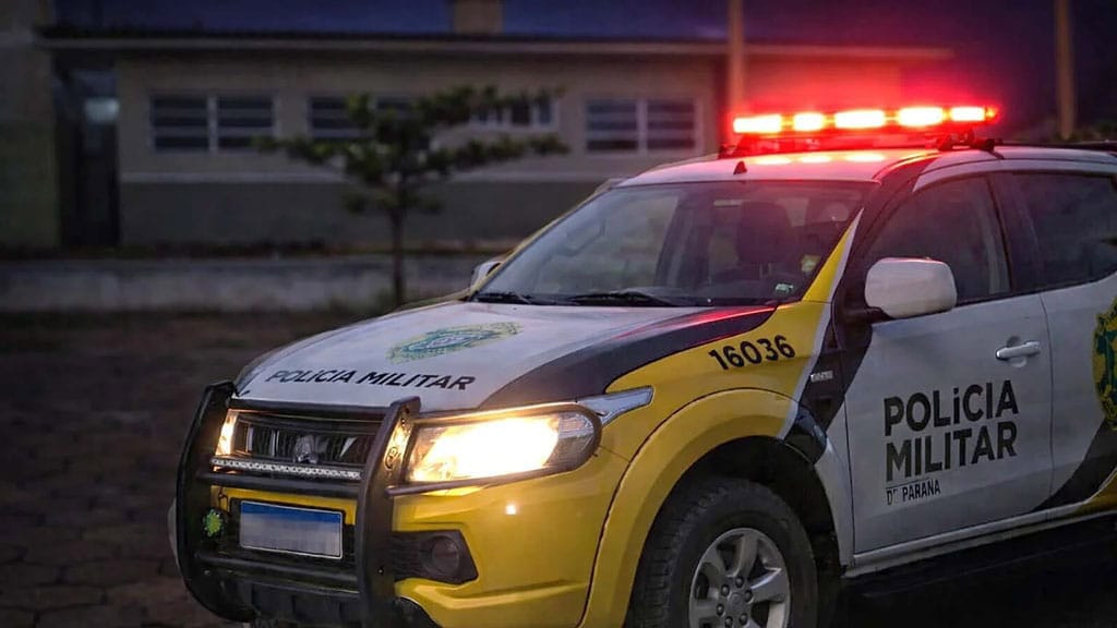 Após dizer que iria fumar, hóspede deixa hotel sem pagar em Porto Ubá, Lidianópolis Imagem ilustrativa Viatura da Polícia Militar em frente a empresa