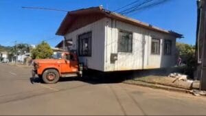 Casa de madeira é transportada inteira para novo terreno em Francisco Beltrão