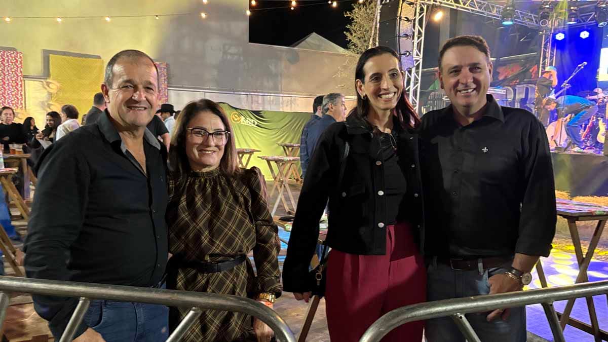 Ratinho prestigia Arraiá da KRD, que lança novos equipamentos em Jardim Alegre Ratinho visita o Arraiá da KRD Equipamentos em Jardim Alegre durante evento de lançamento de novos equipamentos e apresentação da Recix.