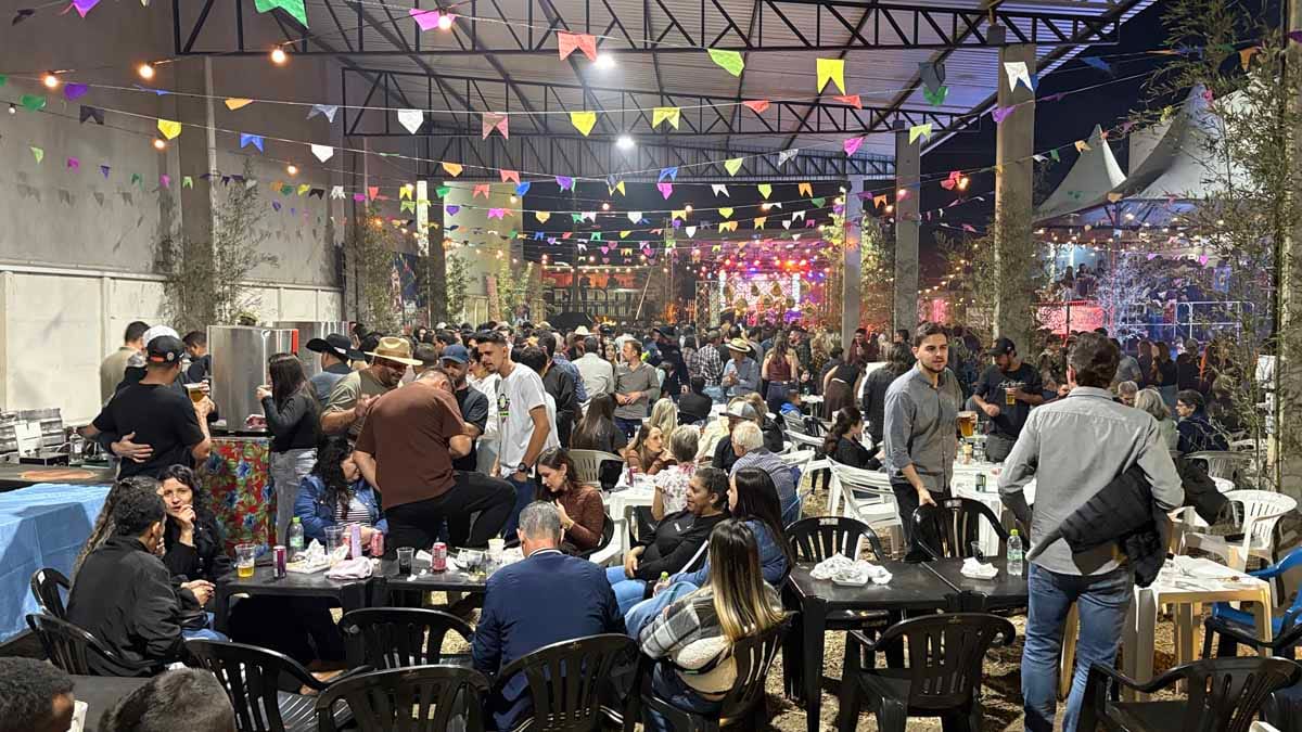 Ratinho prestigia Arraiá da KRD, que lança novos equipamentos em Jardim Alegre Ratinho visita o Arraiá da KRD Equipamentos em Jardim Alegre durante evento de lançamento de novos equipamentos e apresentação da Recix.